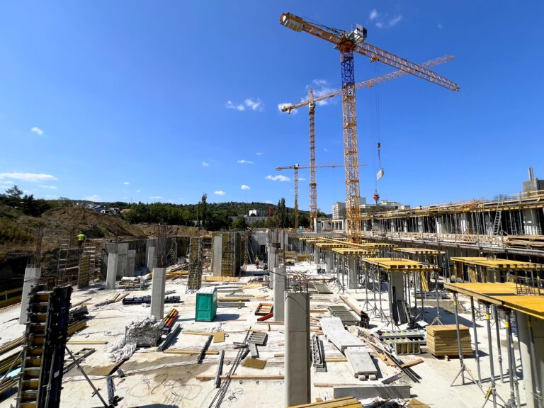Výstavba WatsoNovej napreduje: na stavenisku pribudne šiesty vežový žeriav (galéria)