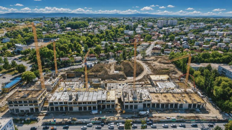 Watsonova naberá výšku. Na stavbe bude pracovať až 10 vežových žeriavov (video)